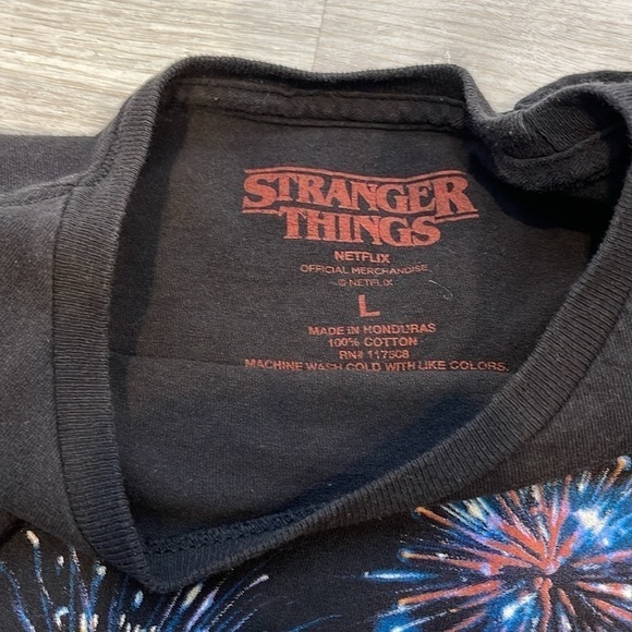STRANGER THINGS Graphic T-Shirt Netflix LARGE - Picture 2 of 4